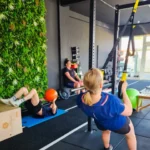 Personnes s'entraînant dans une salle de sport.