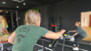 Personnes s'entraînent à la salle de sport.
