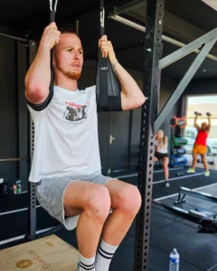 Homme faisant des exercices de traction en salle de sport.