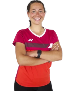 Personne souriante en tenue de sport rouge.