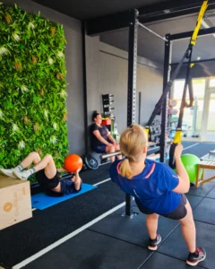 Personnes s'entraînent dans une salle de sport moderne.