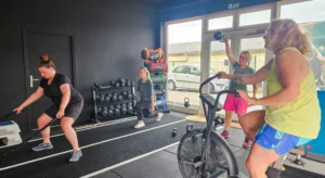 Personnes s'entraînant ensemble dans une salle de sport.