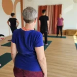 Groupe de personnes en cours de yoga.