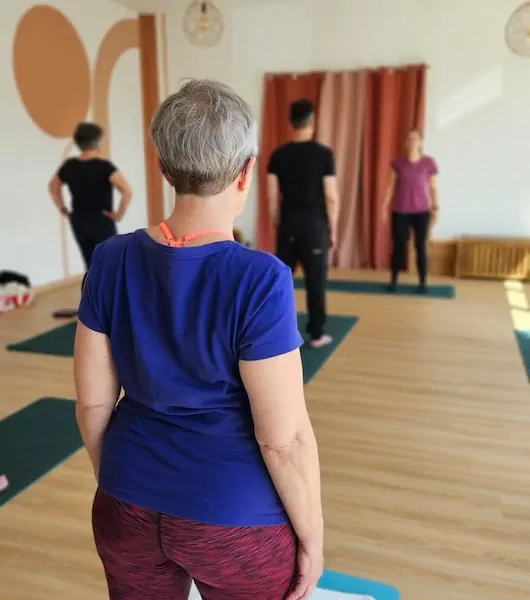 Groupe de personnes en cours de yoga.